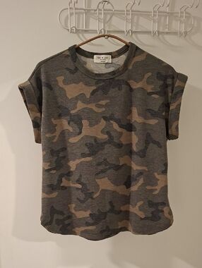 Kim & Cami Green/Khaki Camo-print Rolled Sleeve Cotton Jersey Tee (Size M)